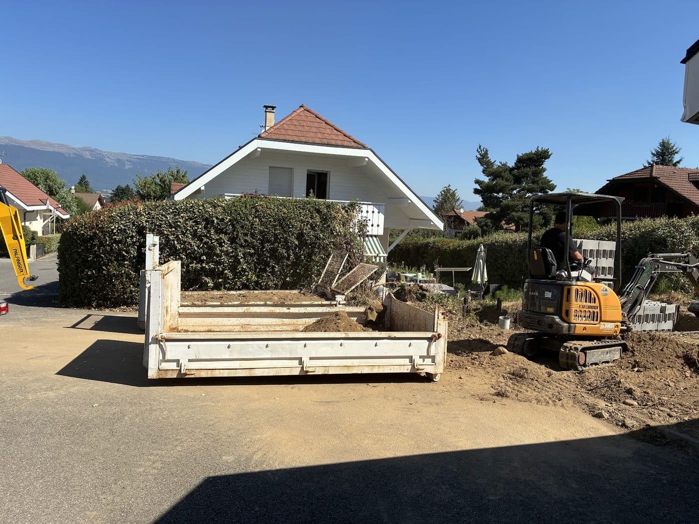 Benne et minipelle sur un chantier de terrassement